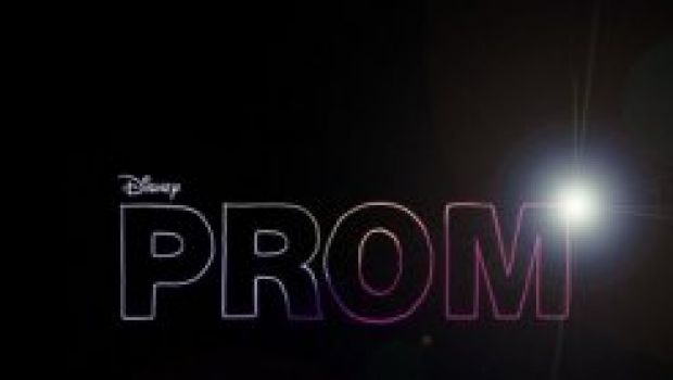 Prom Primo Trailer E Primo Poster Per La Teen Comedy Disney Che Segue