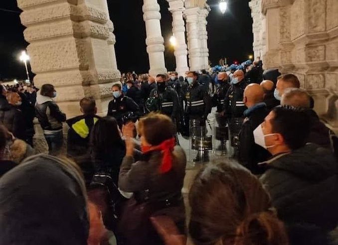 A Trieste la polizia si leva assetto antisommossa e si schiera con i manifestanti