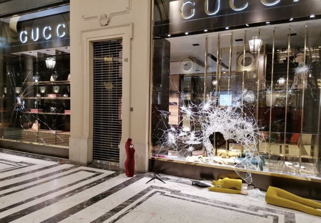 Vetrine Gucci distrutte