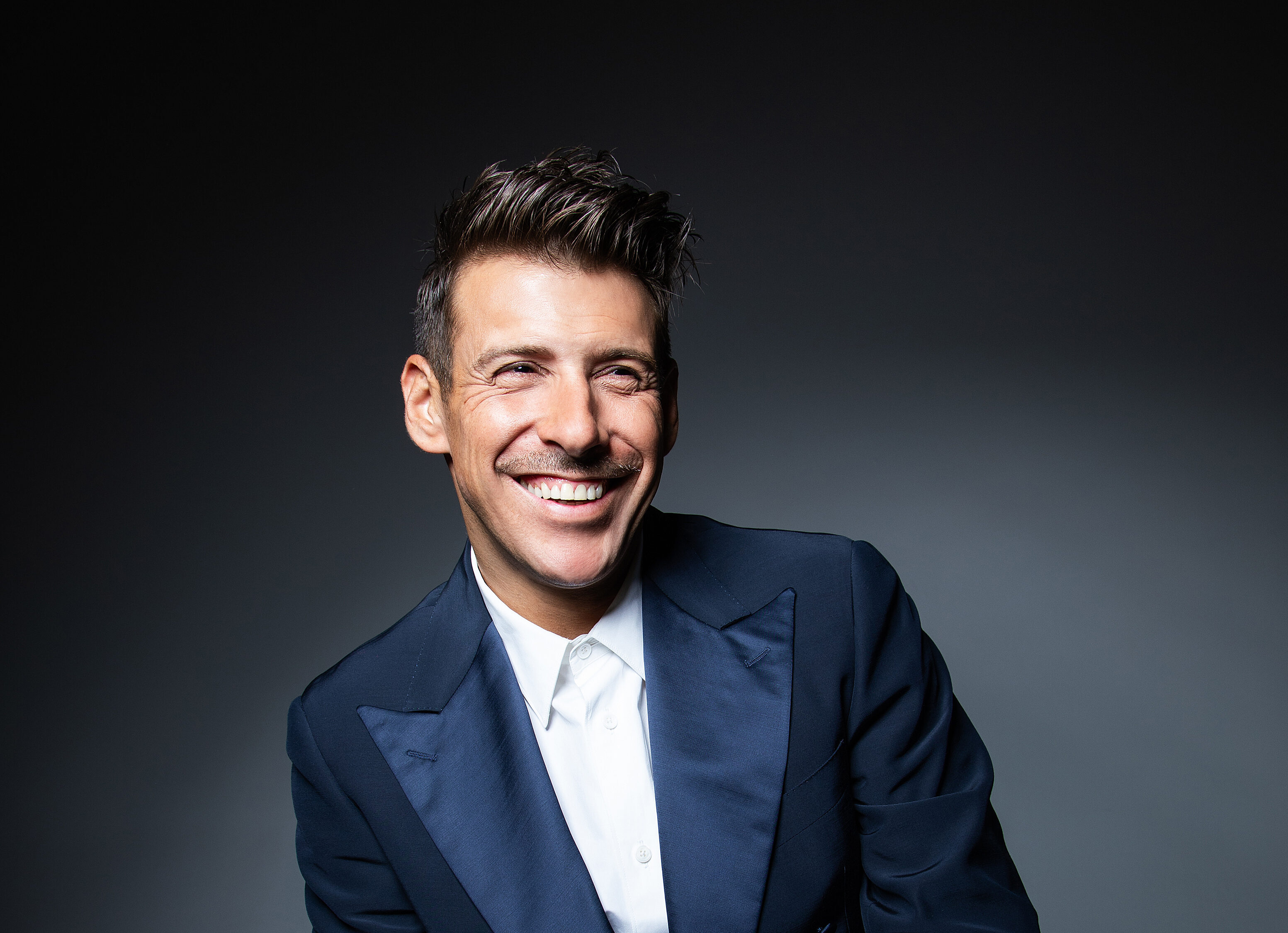 Francesco Gabbani a TvBlog: “Sanremo è un luogo felice per me, torno in gara sereno. ‘Viva la vita’ è un brano di accettazione e condivisione” (intervista video)