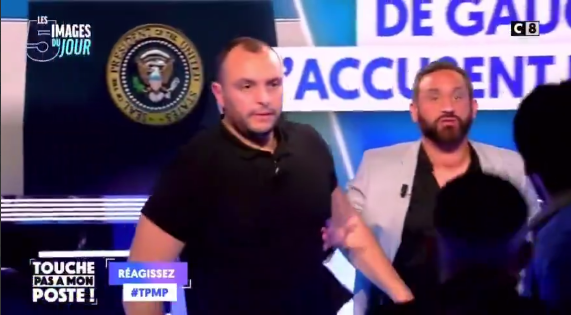 Clamorosa aggressione sfiorata in diretta al conduttore Cyril Hanouna nella tv francese C8 (VIDEO)