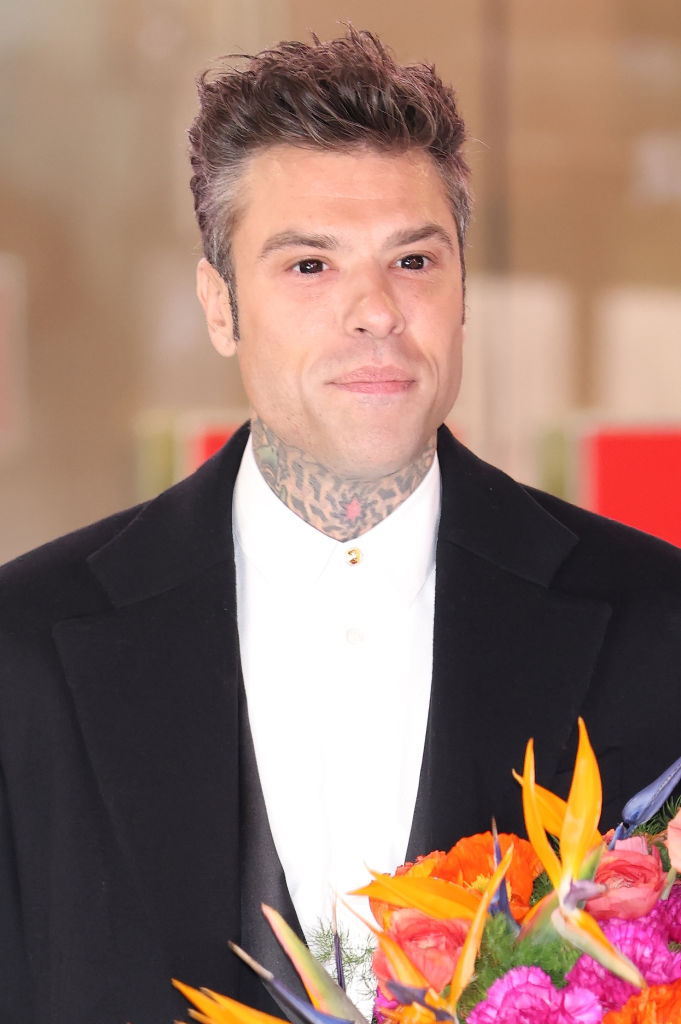 Fedez a Sanremo 2025: risolto il mistero degli occhi neri