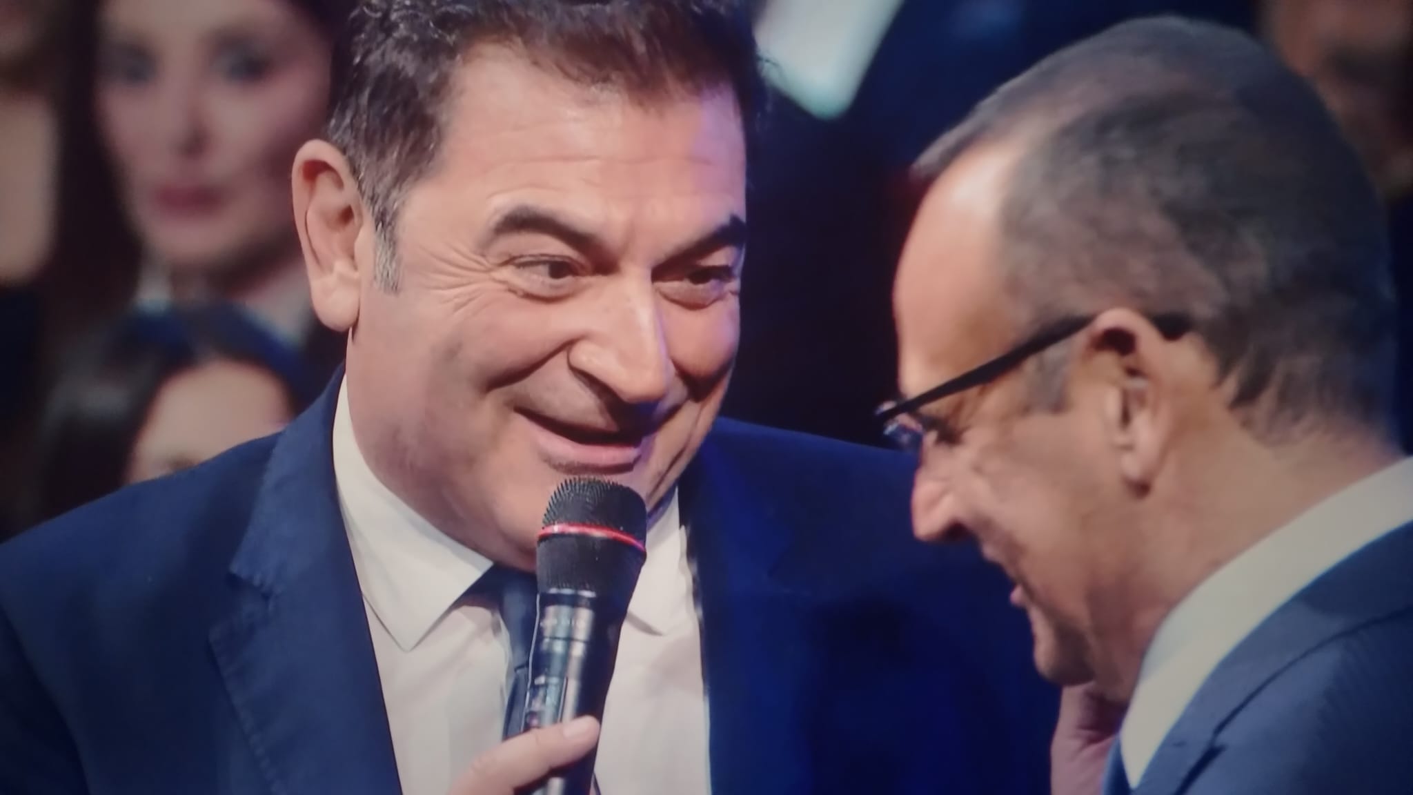 Max Giusti, gaffe su Olivia Newton-John durante l’imitazione di Malgioglio. Poi si scusa