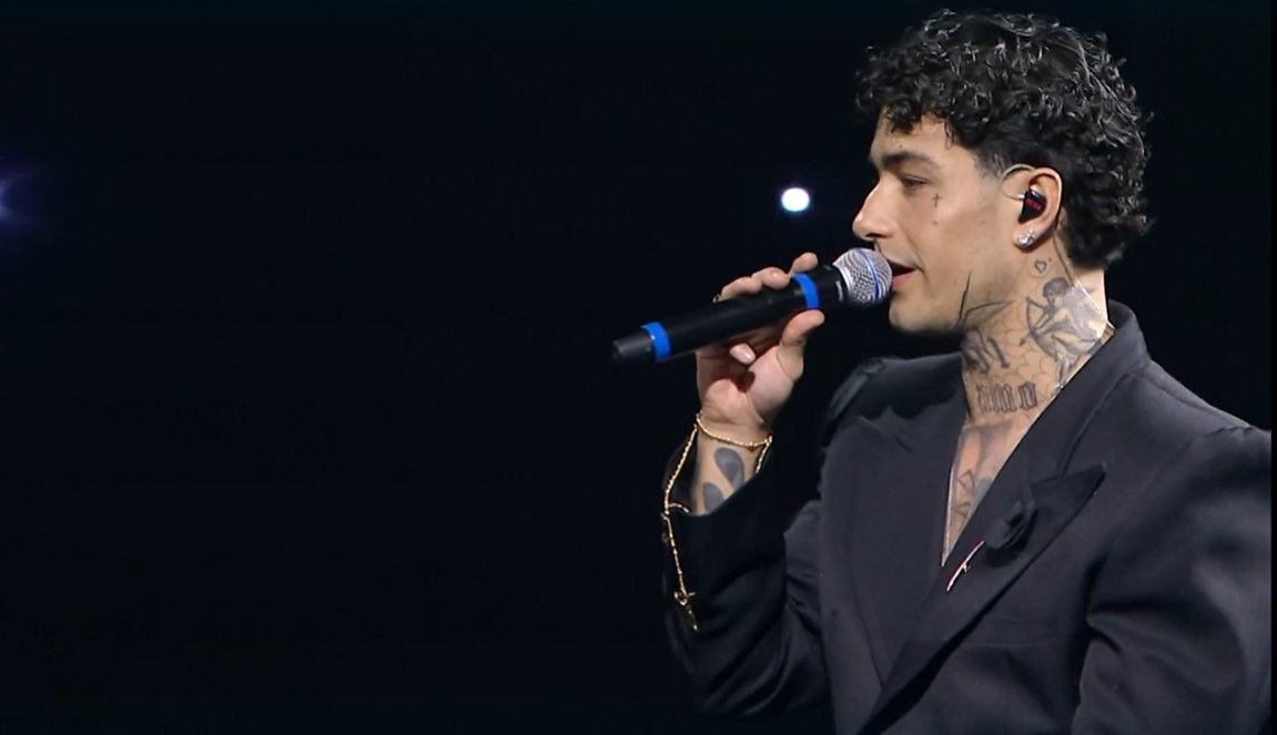 Tony Effe e la collana a Sanremo 2025, la saga continua col rosario al polso