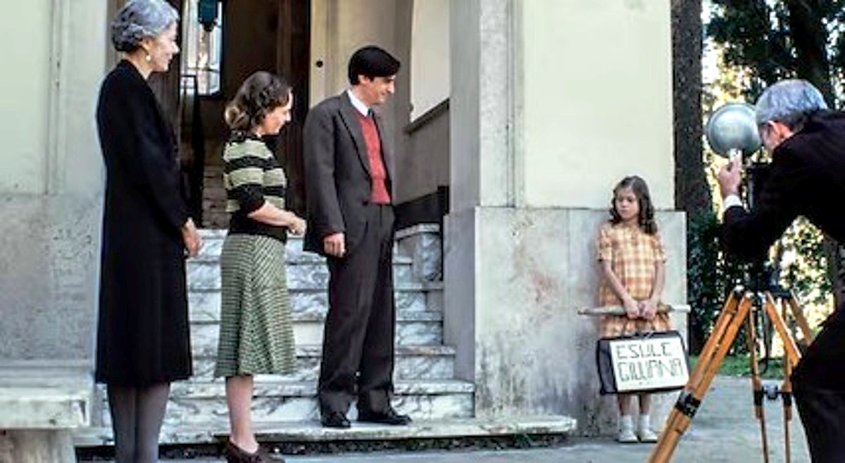 La bambina con la valigia film, recensione: da uno scatto l’occasione di raccontare la Storia con semplicità