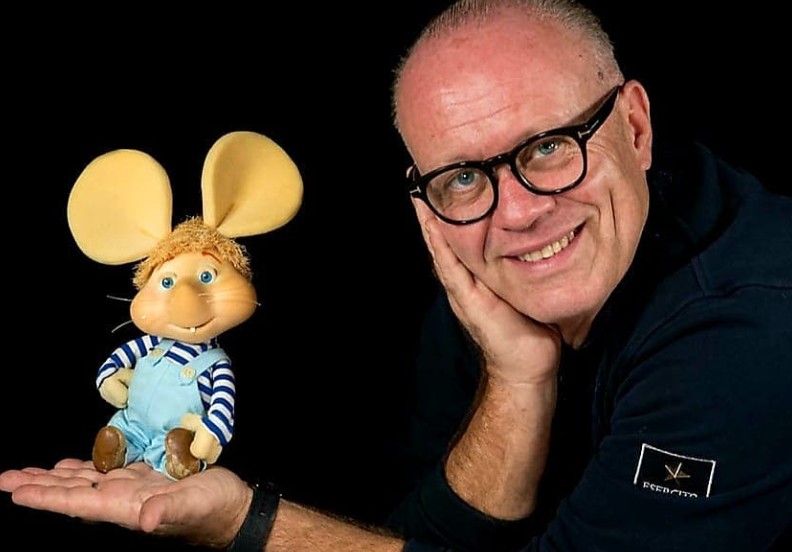 Leo Valli: chi è la voce di Topo Gigio che duetterà a Sanremo 2025 con Lucio Corsi