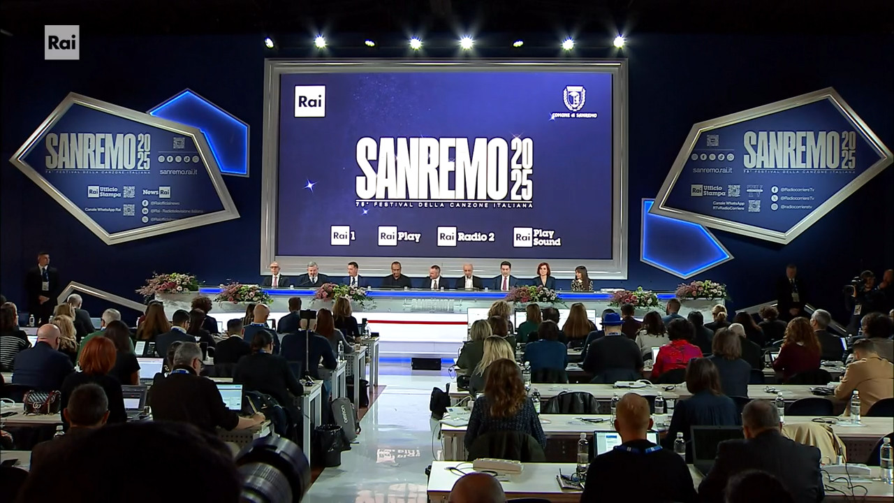 Sanremo 2025, conferenza stampa di martedì 11 febbraio: le lacrime di Carlo Conti, Bennato ospite giovedì