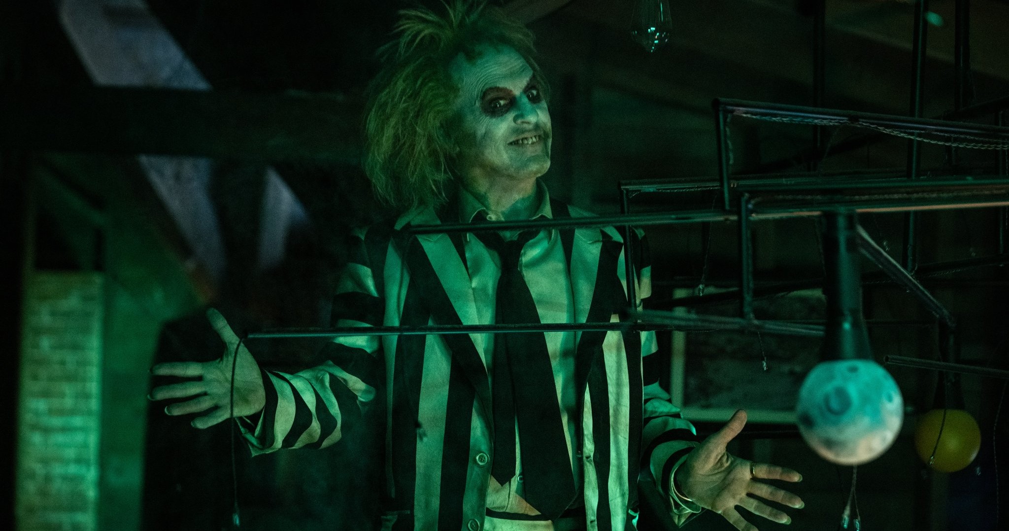 Beetlejuice 2: Prime immagini ufficiali del cast e nuovi dettagli del film  di Tim Burton