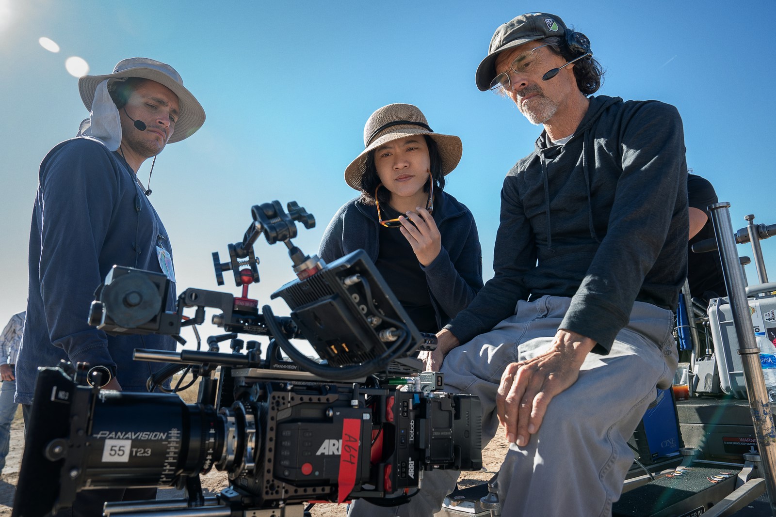 In arrivo su Netflix il film d'azione Trigger Warning con Jessica Alba diretta dalla regista indonesiana Mouly Surya alla sua prima produzione in lingua inglese.
