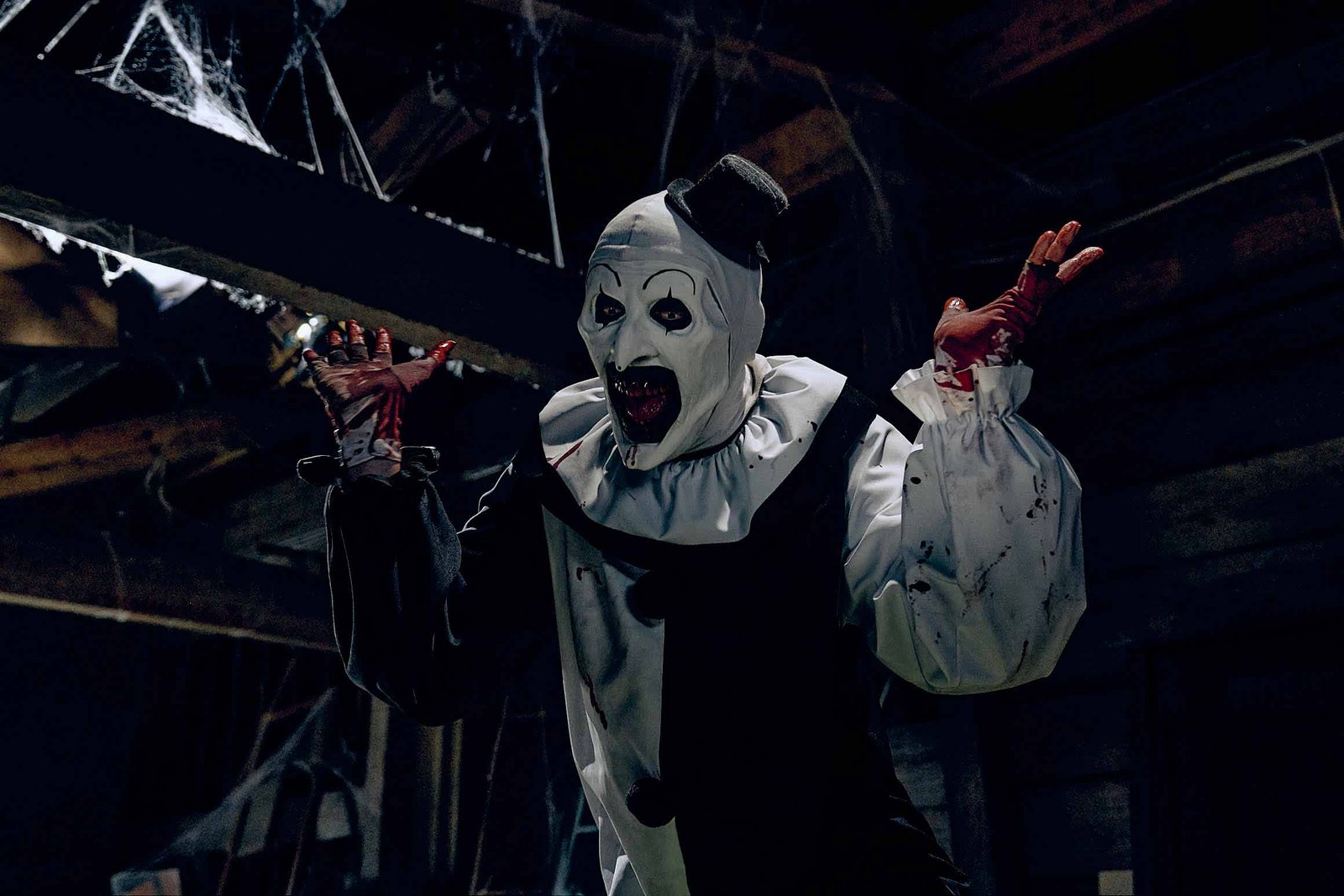 Grazie a Midnight Factory e Plaion Pictures Art il Clown farà tappa nei cinema italiani con Terrifier 3 di Damien Leone a novembre (con anteprima Halloween).