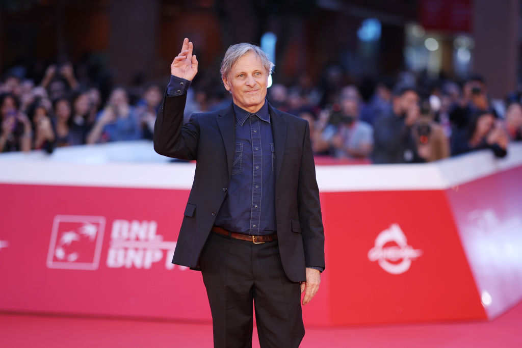 Scopriamo tutti i film fuori concorso presentati nella sezione "Grand Public" della Festa del Cinema di Roma 2024 inclusi The Dead Don't Hurt di Viggo Mortensen e Modì di Johnny Depp.