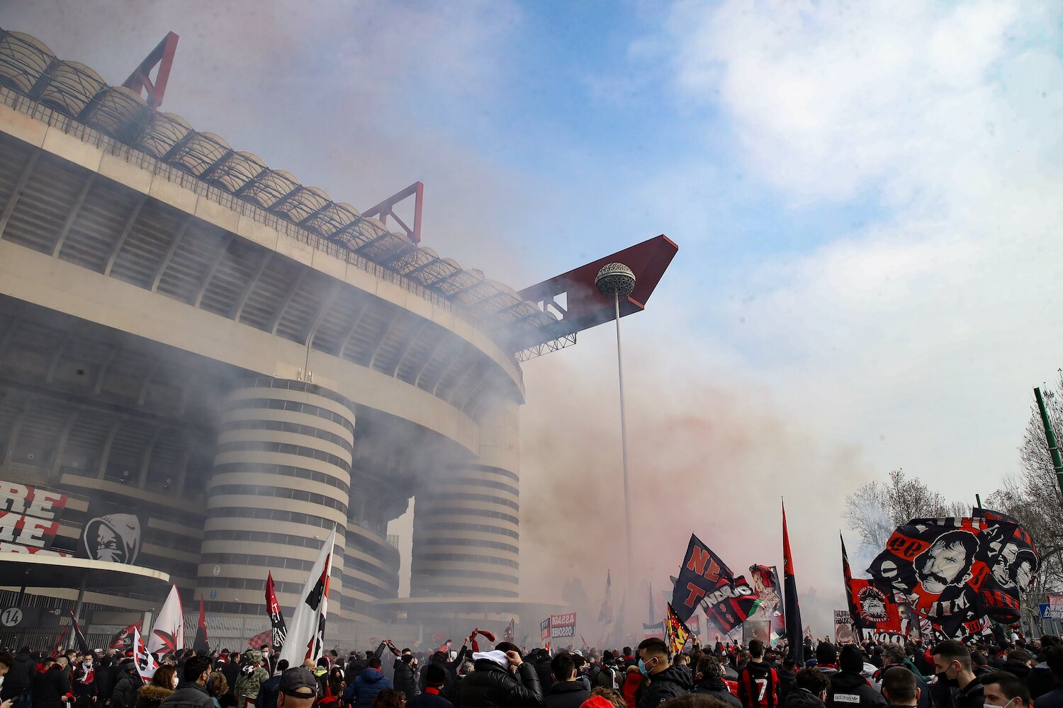 Maxi assembramento davanti a San Siro per il Derby di Milano