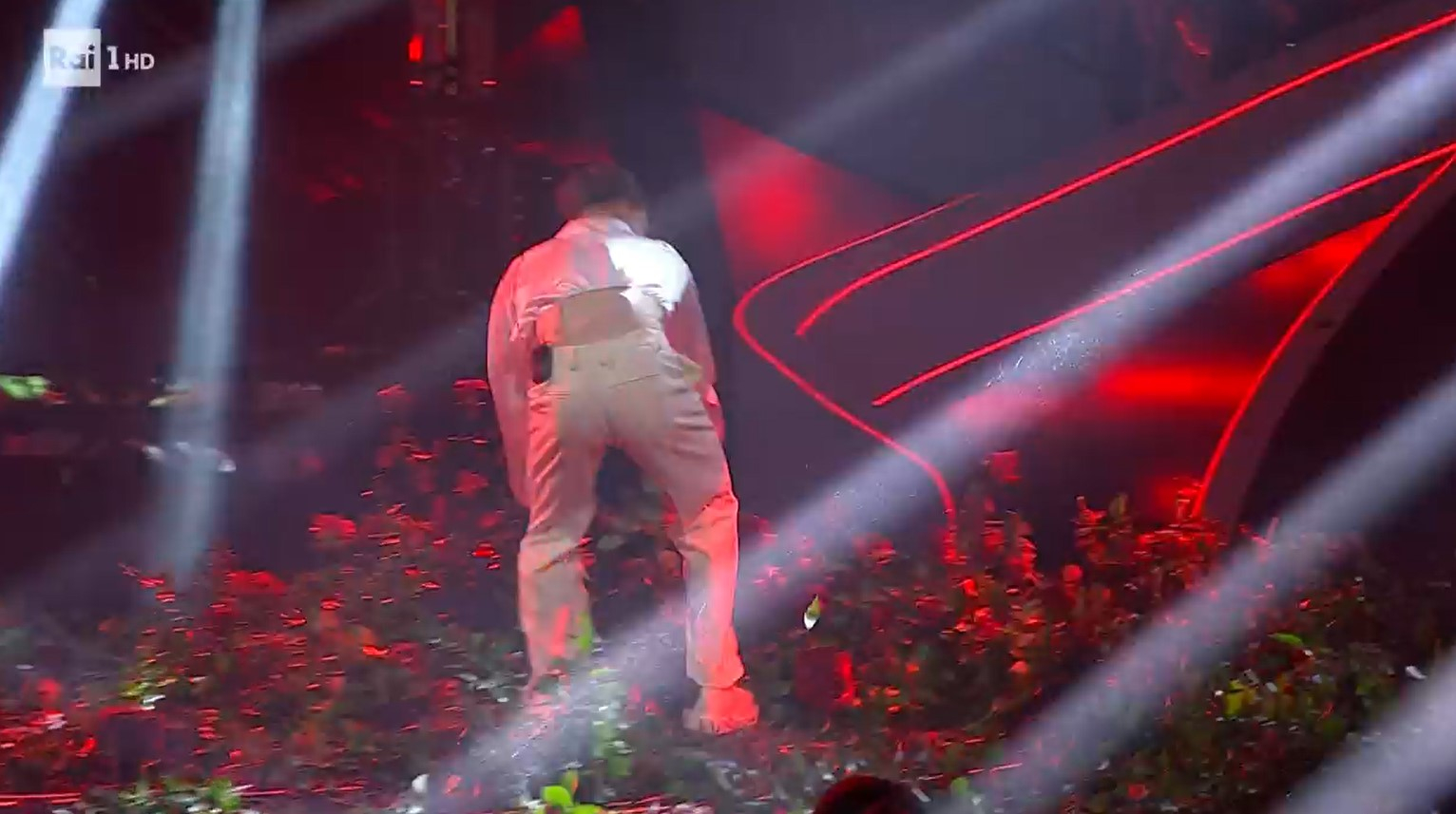 Sanremo 2023: Blanco distrugge le rose sul palco e le altre gif