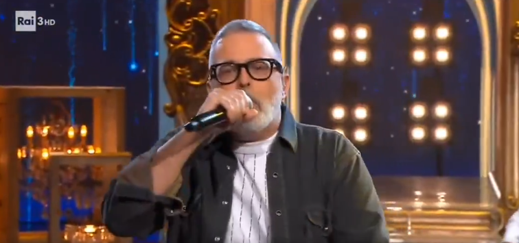 ‘Vorrei cantare come Simone Cristicchi’, Frankie hi-nrg mc canta il brano a “Splendida cornice” (video)